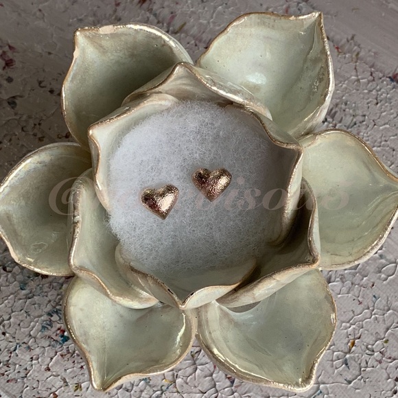 💋🆕Brushed Rose Gold Heart Stud Earrings - Picture 2 of 4